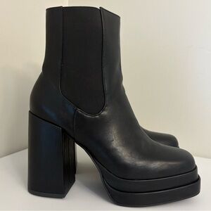 Wild Pair Black Boots Women’s Size 11 NWOT Platform Chunky Heels Zip Closure